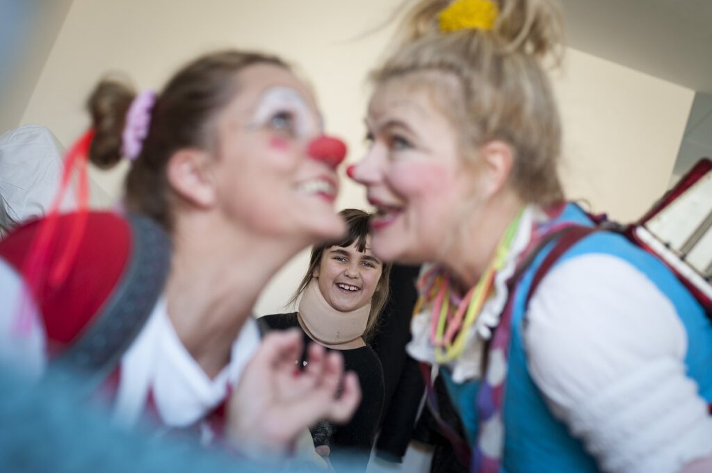 Die Potsdamer Klinikclowns besuchen Patienten auf der Palliativstation des Oder-Spree-Krankenhauses in Beeskow/Brandenburg. Foto: Sebastian Höhn